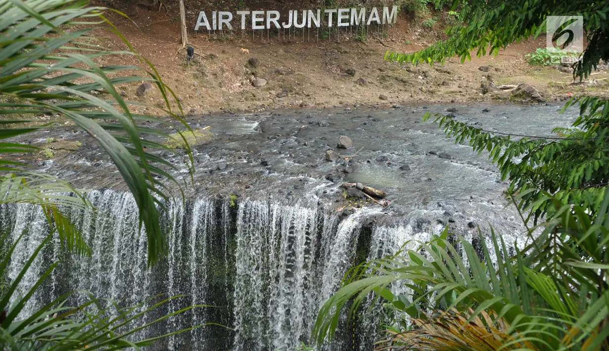 Air terjun Temam yang berada di Kota Lubuklinggau, Sumatera Selatan, Rabu (10/1). Air Terjun ini dijuluki dengan Niagara mini karena bentuknya mirip dengan air terjun tersohor di perbatasan AS dan Kanada tersebut. (Liputan6.com/Immanuel Antonius)