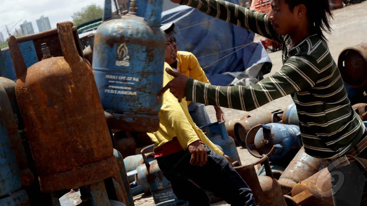 Harga Naik, Tabung Gas Elpiji 12 Kg Menggunung di Pengecer