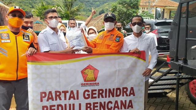 Anggota DPRD Garut dari Fraksi Gerindra memberikan bantuan bencana alam banjir bandang kepada Pemda Garut.