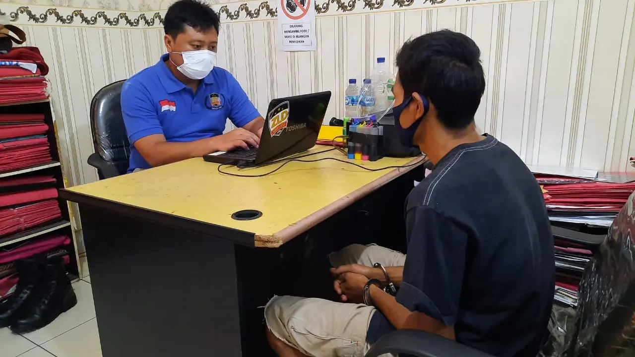 Tersangka Saat Diperiksa Di Mapolres Serang Kota. (Selasa, 26/01/2021). (Dokumentasi Satreskrim Polres Serang Kota).