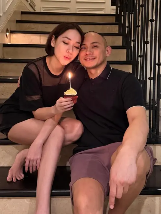 BCL mengenakan atasan hitam transparan lengan pendek dipadukan dengan celana pendek warna senada.[@itsmebcl]