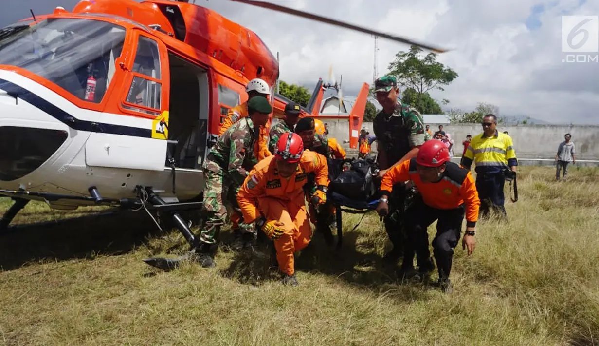 Tim gabungan evakuasi pendaki Gunung Rinjani membawa kantung jenazah saat tiba di Kantor Kecamatan Sembalun, Lombok Timur, NTB, Selasa (31/7). Evakuasi terhadap enam korban dan satu jenazah dilakukan dua tahap. (Liputan6.com/HO/Pendam Udayana)