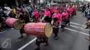 Sejumlah peserta mengikuti pawai pembukaan Festifal Kesenian Yogyakarta (FKY) 2016 di Jalan Malioboro, Yogyakarta (23/8). Kegiatan budaya tersebut di  akan digelar di Taman Kuliner Condongcatur, Sleman. (Boy Harjanto)