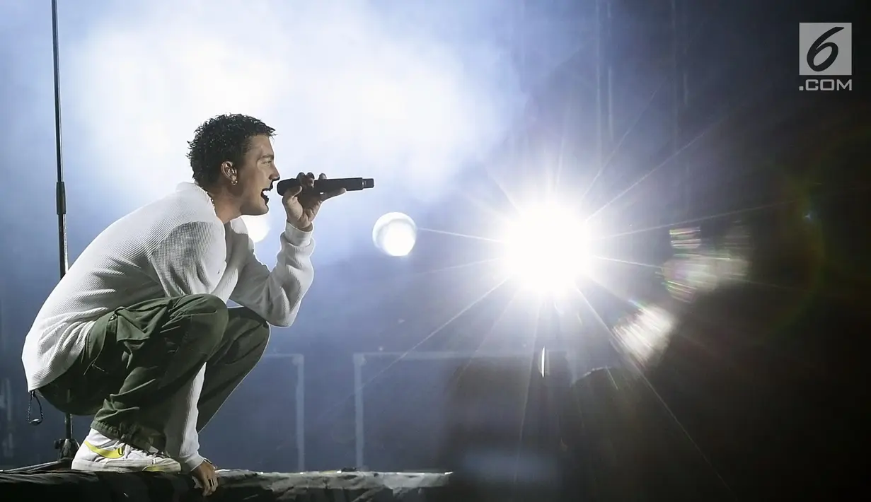 Penampilan grup band asal Los Angeles, LANY dalam konser bertajuk "LANY Malibu Night Tour" di Tennis Indoor Senayan, Jakarta, Rabu (14/8/2019) malam. Trio electro pop yang digawangi Paul Jason Klein, Jake Goss dan Less Priest ini membawakan 16 lagu. (Fimela.com/Bambang E. Ros)