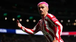 Pemain Atletico Madrid Antoine Griezmann berlari saat melawan Barcelona pada pertandingan sepak bola La Liga Spanyol di Stadion Civitas Metropolitano, Madrid, Spanyol, 8 Januari 2023. Antoine Griezmann tampil dengan gaya rambut baru berwarna pink bersama Atletico Madrid. (AP Photo/Manu Fernandez)