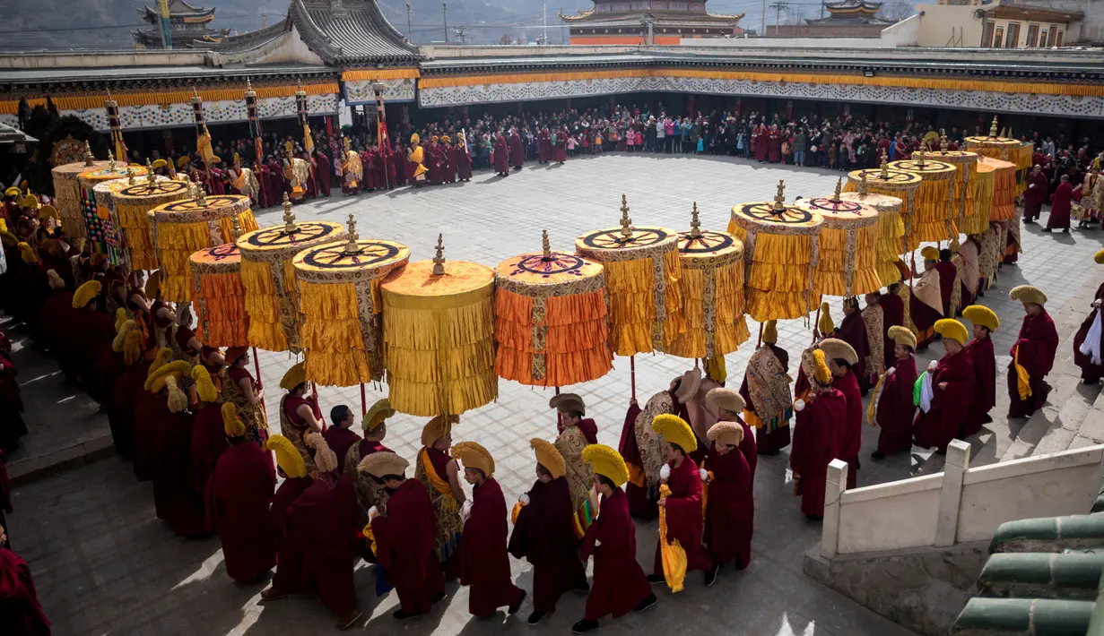 Biksu Tibet melakukan upacara Monlam atau yang dikenal Festival Doa Agung Losar di Biara Rongwo, Tibet (1/3). Monlam juga dikenal sebagai Festival Doa Agung yang dilakukan sejak tahun 1409 untuk mengenang Sukyamuni Buddha. (AFP/Johannes Eisele)