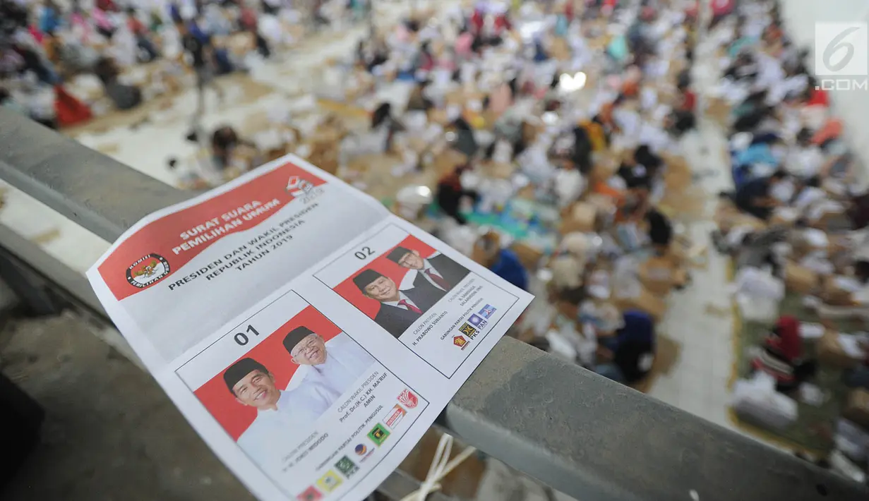Surat suara untuk Pilpres 2019 yang akan dilipat di Gudang KPU, Cibinong, Bogor, Kamis (7/3). Libur Nyepi, dimanfaatkan 650 pekerja menyelesaikan tenggat waktu penyortiran dan pelipatan 17 juta surat suara Pemilu 2019. (merdeka.com/Arie Basuki)