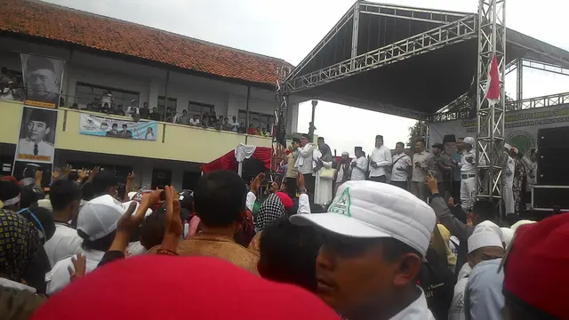 Capres Prabowo tengah berdoa bersama di hadapan seluruh pendukungnya di Garut