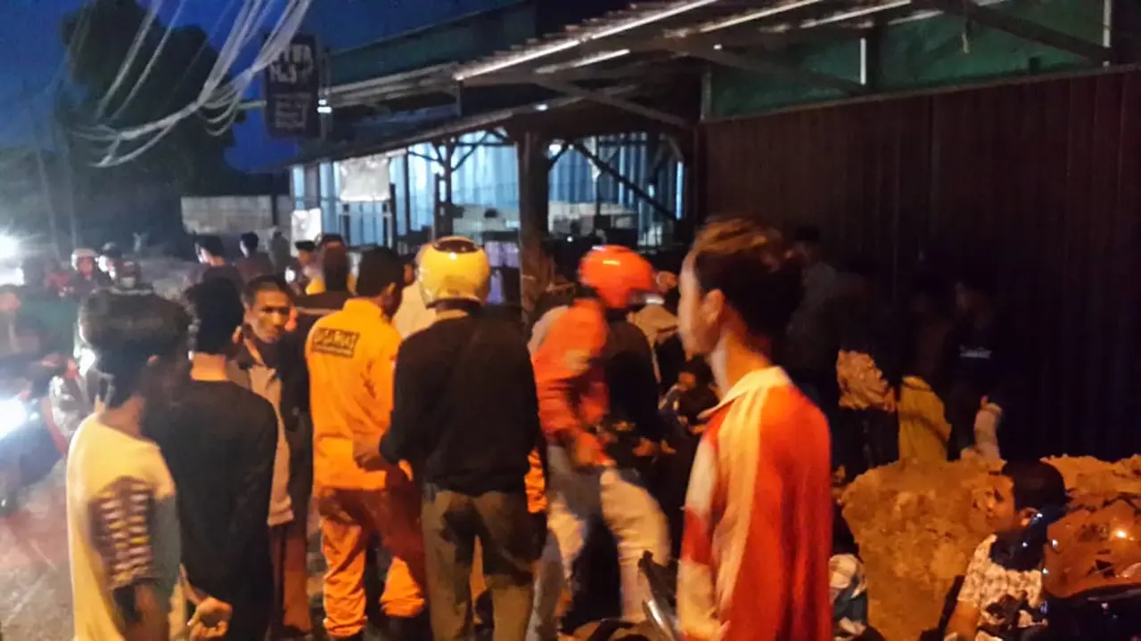 Basarnas Banten Dan Warga Bantu Korban Kecelakaan Lalu Lintas Akibat Jalan Licin. (Selasa, 30/03/2021). (Dokumentasi Basarnas Banten).