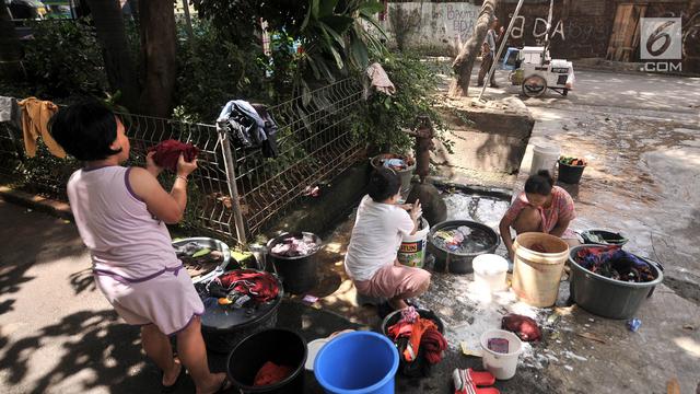 Minim Tempat MCK, Warga Kramat Pulo Cuci Pakaian di Pinggir Jalan