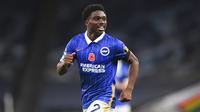 Pemain Brighton & Hove Albion, Tariq Lamptey, melakukan selebrasi usai mencetak gol ke gawang Tottenham Hotspur pada laga Liga Inggris di London, Minggu (1/11/2020). Tottenham menang dengan skor 2-1. (Mike Hewitt/Pool via AP)