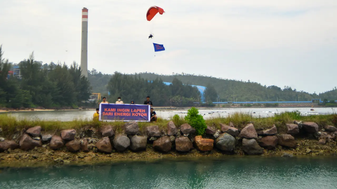 Kampanye energi bersih di PLTU Teluk Sirih Kota Padang. (Liputan6.com/ Roehana Project dan Trend Asia)