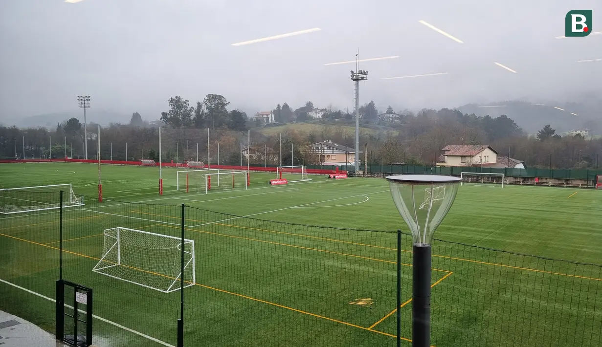 Salah satu lapangan latihan untuk para pemain akademi. Lezama sendiri meiliki total 4 lapangan latihan yang digunakan pula untuk tim utama Athletic Bilbao. (Bola.com/Yus Mei Sawitri)