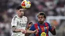 Paruh kedua pertandingan dimulai dengan intensitas tinggi. Serangan silih berganti dilakukan. Tampak dalam foto, gelandang Real Madrid asal Uruguay, Federico Valverde (kiri) dan penyerang Barcelona asal Spanyol, Lamine Yamal berebut bola saat pertandingan final Piala Super Spanyol di King Abdullah Sports City Stadium, Jeddah pada Minggu 11 Januari 2026 waktu setempat atau Senin 12 Januari 2026 dini hari WIB. (Fadel SENNA/AFP)