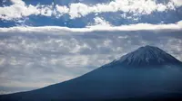 Gunung Fuji, gunung tertinggi di Jepang, terlihat dari Fujikawaguchiko, Prefektur Yamanashi (1/11). Gunung Fuji terletak dekat pesisir Pasifik di pusat Honshu. (AFP Photo/Behrouz Mehri)