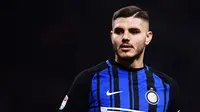 3. Mauro Icardi - Bomber asal Argentina sempat membuat Liga Italia heboh usai menggaet Istri sahabatnya Maxi Lopez yang bernama Wanda Nara, hingga akhirnya menggugat cerai Maxi dan menikah dengan Icardi. (AFP/Marco Bertorello)