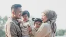 Bersama suami dan kedua anaknya, Kesha Ratuliu pun memberikan kabar bahagia memperlihatkan hasil USG tanda ia sedang hamil anak ke 3. Mereka tampil kompak mengenakan pakaian nuansa earthtone. [@kesharatuliu05]
