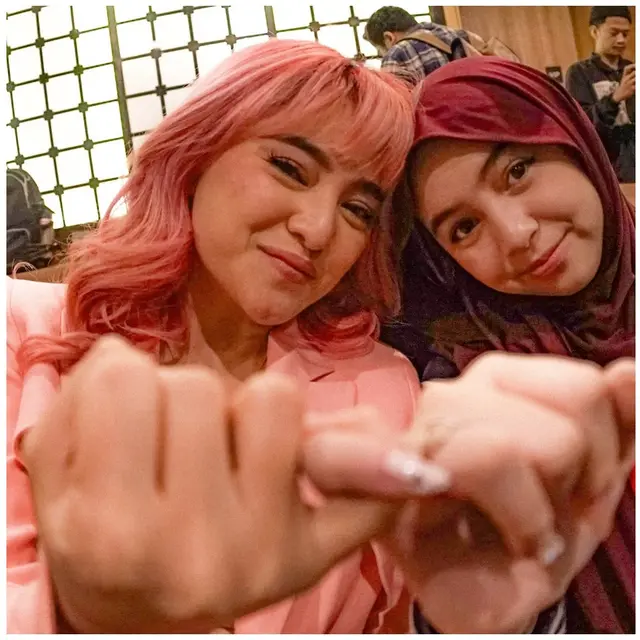 6 Potret Gaya Marshanda Rambut Pink saat Bareng Sienna, Rayakan Ultah ke-36