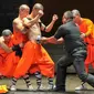 Biksu Shaolin menampilkan beberapa dalam acara Shaolin Warriors nanti, Jakarta, (18/2). Menyambut tahun baru Imlek 2567 Bank Mayapada bersama Ciputra Artpreneur hadirkan pertunjukan biksu Shaolin di Indonesia. (Liputan6.com/Yoppy Renato)