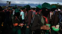 Anggota Tentara Pembebasan Nasional Zapatista mengadakan makan malam dalam acara memperingati 30 tahun pemberontakan Zapatista di Dolores Hidalgo, Chiapas, Meksiko, Minggu (31/12/2023). (AP Photo/Eduardo Verdugo)