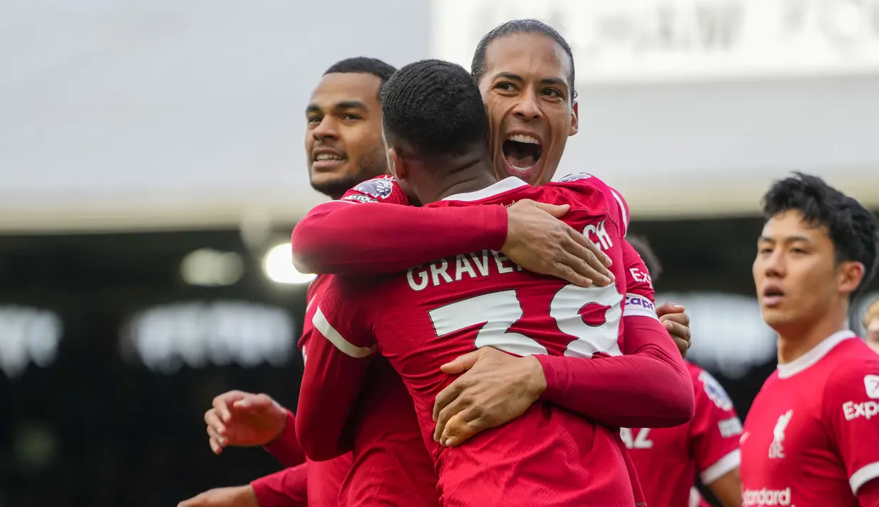 Gelandang Liverpool Ryan Gravenberch (depan) berselebrasi dengan Virgil van Dijk setelah mencetak gol kedua timnya ke gawang Fulham pada pertandingan pekan ke-34 Premier League 2023/2024 di Craven Cottage, Minggu (21/04/2024) malam WIB. (AP Photo/Kirsty Wigglesworth)