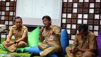 Kepala Dinas PUPR Kota Tangerang Decky Priambodo (tengah). (Liputan6.com/Pramita Tristiawati)