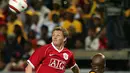 Striker Manchester United, Ole Gunnar Solskjaer berusaha mengontrol bola dari kawalan pemain Kaizer Chiefs, David Radebe selama Vodacom Challenge di Cape Town, Afrika Selatan, 18 Juli 2006. Solskjaer Dijuluki "Baby Face Assasin". (AFP Photo/Alexander Joe)