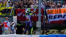 Valentino Rossi merayakan kemenangan di depan pendukungnya yang hadir di balapan MotoGP Jerez di Sirkuit Jerez, Spanyol, Minggu (24/4/2016). (AFP/Cristina Quicler)