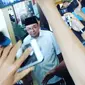 Jadwal sidang vonis kasus korupsi yang membelit Gubernur Bengkulu dan istrinya belum pasti, tapi warga sudah memenuhi PN Tipikor Bengkulu. (Liputan6.com/Yuliardi Hardjo Putro)