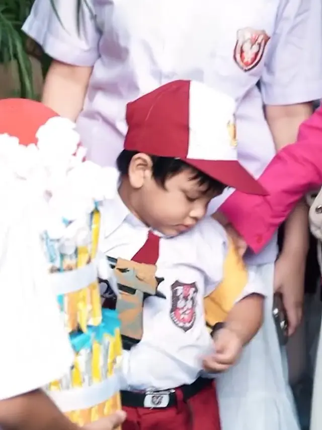 Anak artis pakai seragam SD (Instagram/falconpictures)