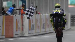 Dalam lomba yang berlangsung dalam kondisi basah itu, Rossi finis kedua dan Lorenzo ketiga. (AFP/Mohd Rasfan)