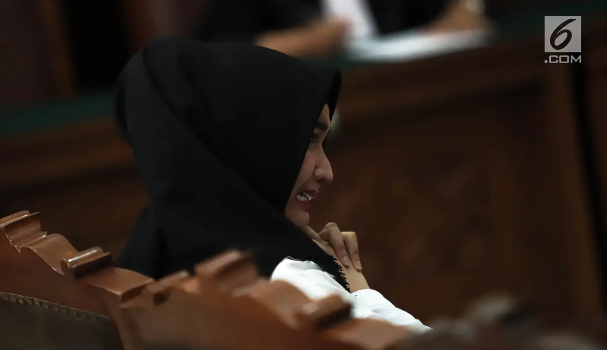 Terdakwa kasus penyalahgunaan narkotika Roro Fitria menangis saat menjalani sidang putusan di PN Jakarta Selatan, Kamis (18/10). Roro di hukum pidana selama 4 tahun dan denda sebesar Rp 800 Juta dan subsider selama 3 bulan. (Liputan6.com/Faizal Fanani)