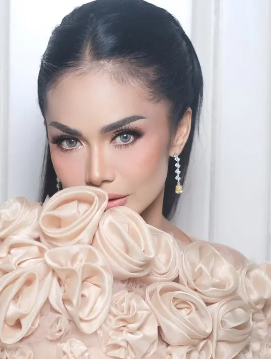 Melengkapi tampilannya dengan anting-anting rain drop. Rambut hitamnya ditata rapi bagian depan dengan bagian belakang terurai.  [@krisdayantilemos]