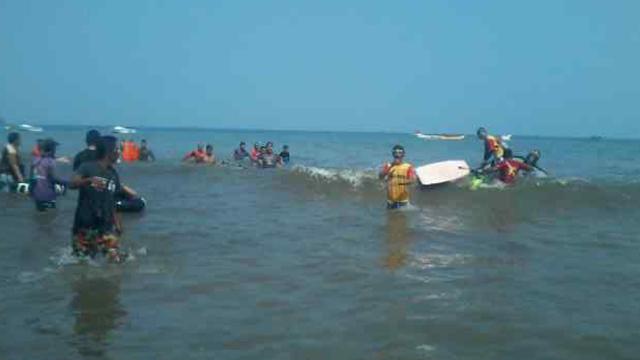 Wisatawan Di Pantai Carita Banten Tewas Digulung Ombak