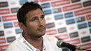 Frank Lampard berbicara saat konferensi pers jelang Euro 2012, London (29/5/2012). Lampard mengumumkan pengunduran dirinya sebagai pesepak bola lewat Instagram pribadinya pada Kamis (2/2/2017).(AFP PHOTO / ADRIAN DENNIS)