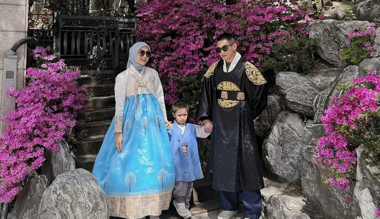 Dalam akun Instagram, wanita yang akrab disapa Ciki ini tampak mengunjungi berbagai lokasi wisata ikonik yang ada di Korea. Ketiga juga tak lupa menjajal busana khas Korea Selatan, Hanbok selama liburan. (Liputan6.com/IG/@citraciki)