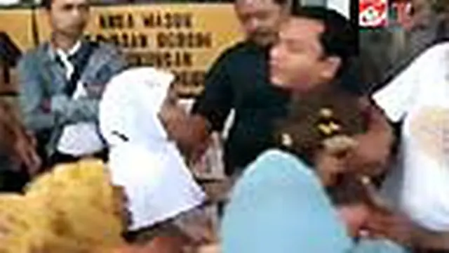 Sidang kasus pembunuhan dengan Kekerasan Dalam Rumah Tangga (KDRT) di PN Lumajang, Jatim, diwarnai kericuhan. Keluarga korban yang tak terima dengan hasil persidangan memaksa masuk ke ruang sel pengadilan untuk menghakimi terdakwa. 