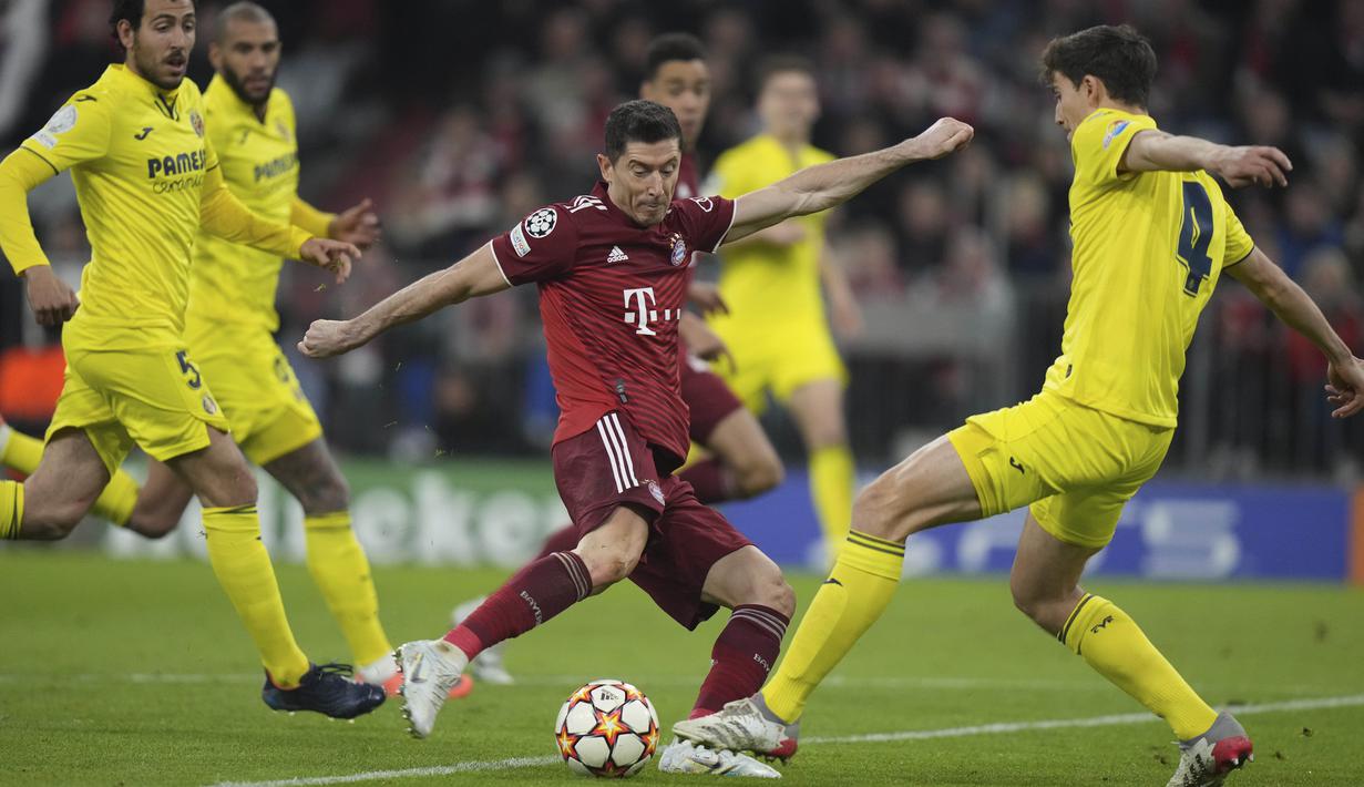 Bayern akhirnya berhasil memecah kebuntuan pada menit ke-52. Berawal dari sebuah serangan balik, Lewandowski melepas tembakan yang gagal diantisipasi Rulli. Skor agregat kini menjadi sama kuat 1-1. (AP/Matthias Schrader)