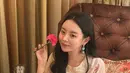 Dalam unggahan yang dibagikan pada Minggu, Jiwoo memamerkan kecantikannya dalam pakaian tradisional India, yakni salwar kameez berwarna putih floral dengan aksesoris khas seperti jhumka. Penampilan ini membuat penggemar, khususnya ARMY asal India, terpukau. Jiwoo berhasil membawa aura elegan sekaligus anggun dengan memadukan pakaian sederhana dan perhiasan tradisional. (Liputan6.com/IG/@mejiwoo103)