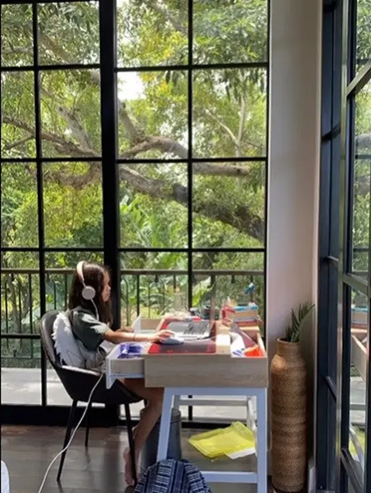 Jendela yang luas memberi kesan ruangan yang lebih lega dan asri. Jendela diberi pola kotak-kotak sehingga tidak terlalu mendominasi. (Instagram @andrew.white_)