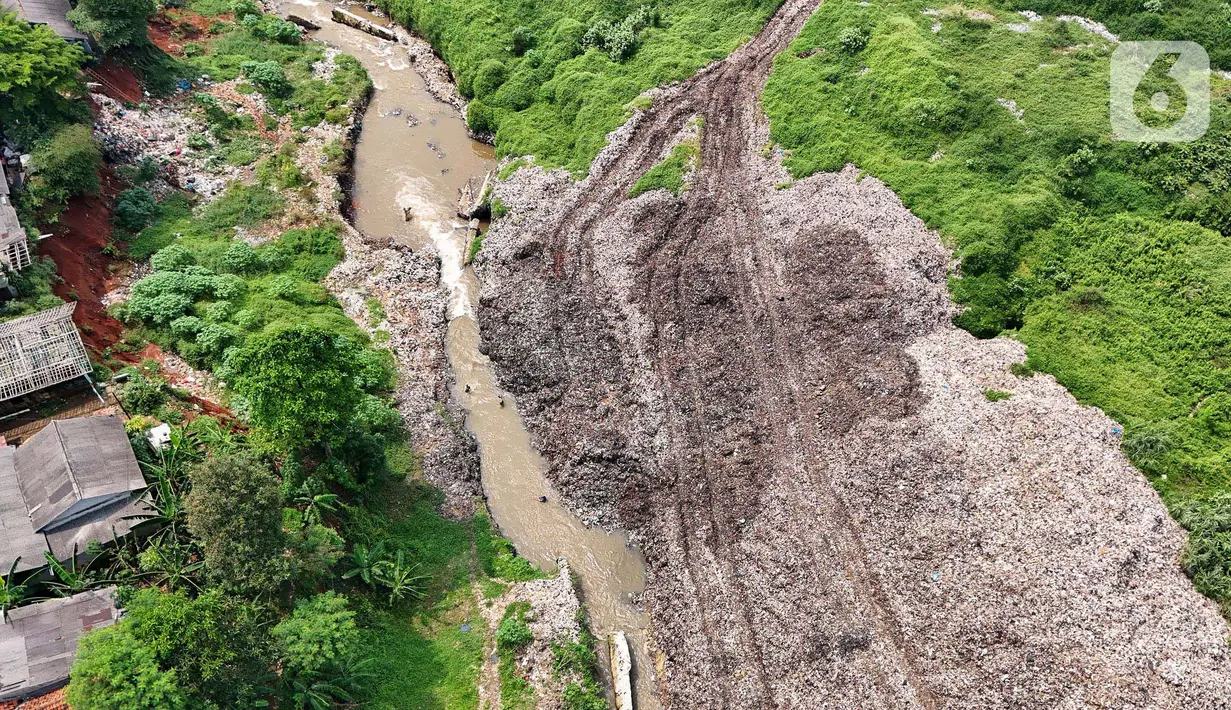 Bahkan, saat ini di pinggir tempat pembuangan sampah TPA Cipayung, Depok sedang mengalami longsor sehingga menutup sebagian aliran air Sungai Pasanggrahan.  (merdeka.com/Arie Basuki)
