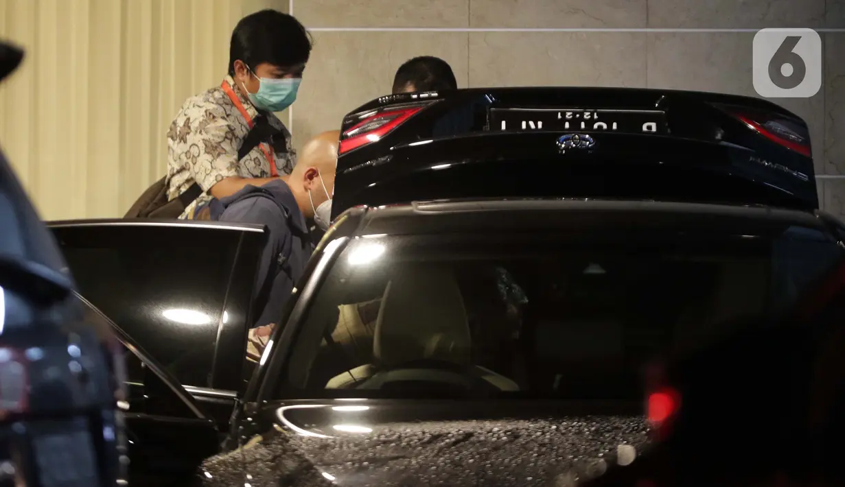 Penyidik KPK saat menggeledah salah satu mobil di rumah dinas Wakil Ketua DPR RI, Azis Syamsuddin, Jakarta, Rabu (28/4/2021). Sebelumnya, KPK juga menggeledah ruang kerja Azis Syamsuddin untuk mencari barang bukti suap yang menjerat penyidik KPK, Stepanus R P. (Liputan6.com/Helmi Fithriansyah)