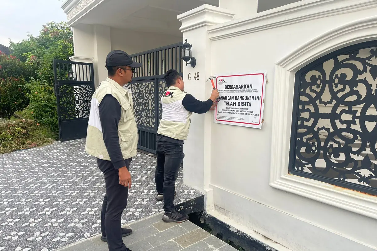 Penyidik KPK menyita rumah milik Bupati Labuhanbatu, Erik Adrata.