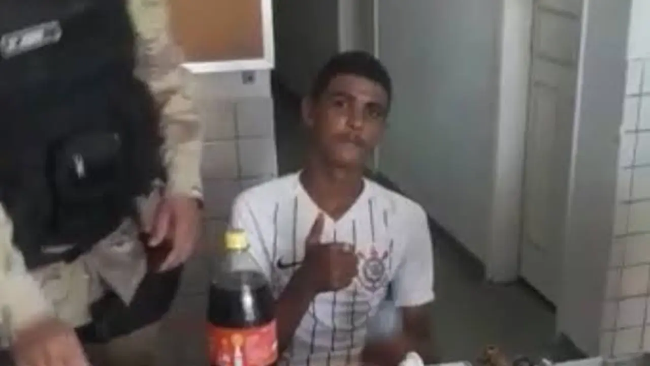 Pencuri mendapat pesta kejutan kedatangan polisi di hari ulang tahun.