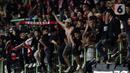 Suporter saat merayakan kemenangan Timnas Indonesia U-19 atas Filipina U-19 pada lanjutan penyisihan grup A Piala AFF U-19 2022 di Stadion Patriot Candrabhaga, Bekasi, Jawa Barat, Jumat (8/7/2022). Laga berakhir dengan keunggulan Timnas Indonesia U-19 dengan skor 5-1. (Liputan6.com/Helmi Fithriansyah)
