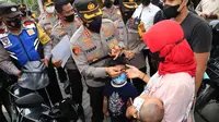 Kapolrestabes Surabaya Kombes Pol Akhmad Yusep Gunawan menyerahkan motor dari Jokowi untuk  Wahyu Novi Arini. (Dian Kurniawan/Liputan6.com)