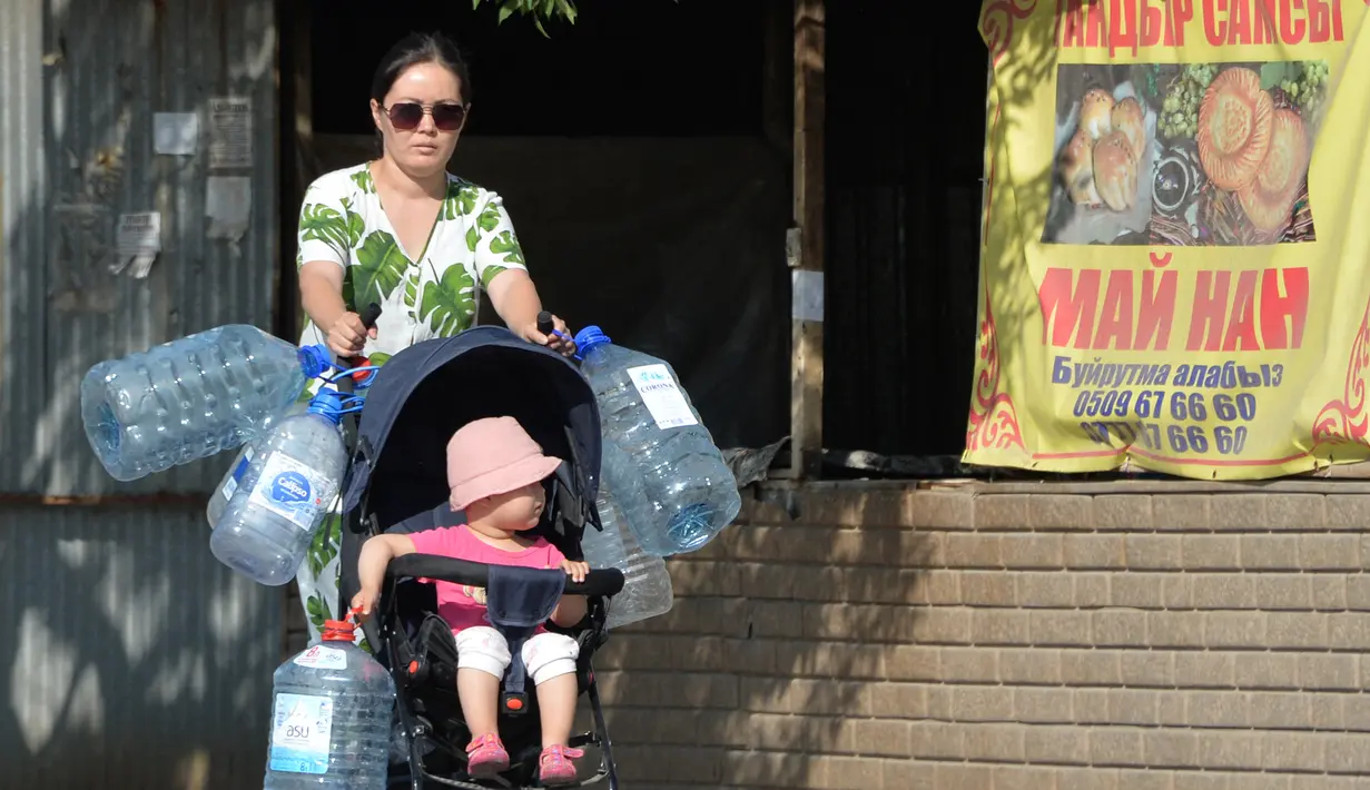 Di bagian selatan ibu kota Kirgistan, di mana kekurangan air sangat parah, pemandangan seperti itu semakin sering terjadi. (VYACHESLAV OSELEDKO / AFP)