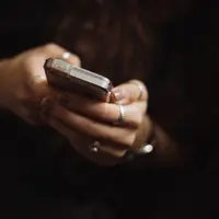 Ilustrasi Mobile App | unsplash.com/@priscilladupreez