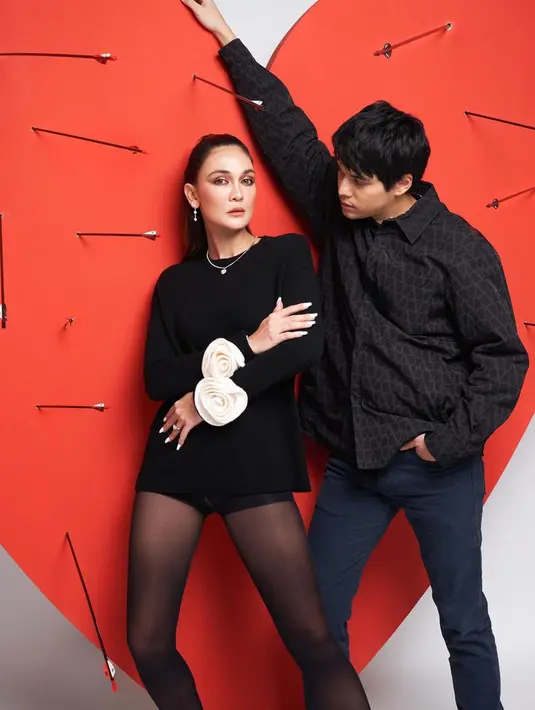 Sama-sama menggeluti profesi sebagai model, pose pasangan selebriti ini juga tak luput dari sorotan. Keduanya terlihat begitu menawan dalam hasil pemotretan bersama fotografer ternama Winston Gomez. (Liputan6.com/IG/@bouttier_maxime)