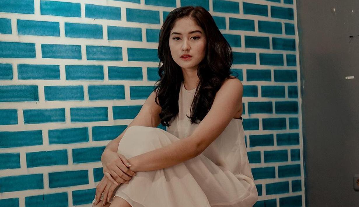 Tampil dengan simple dress, gaya Ochi Rosdiana ini pun curi perhatian. Pasalnya ia tetap terlihat begitu anggun dengan simple dress tanpa lengan. (Liputan6.com/IG/@ochi24)